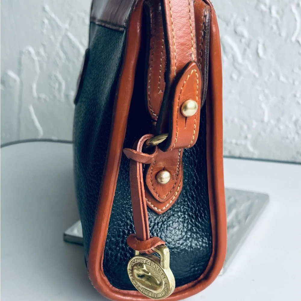 VINTAGE DOONEY & BOURKE BLACK TAN CLUTCH CROSSBODY BAG ADJUSTABLE STRAP - Picture 11 of 16